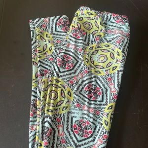LuLaRoe soft one size leggings with great design